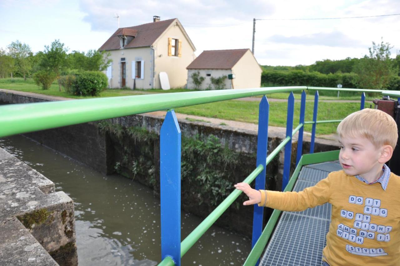 Canal Du Nivernais Gites Le Champ Radis Marigny-sur-Yonne Exteriör bild