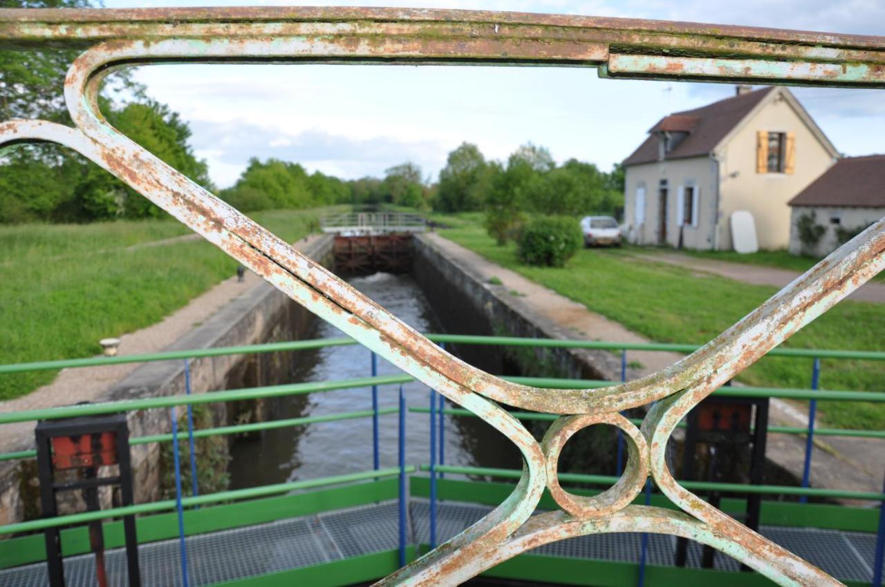 Canal Du Nivernais Gites Le Champ Radis Marigny-sur-Yonne Exteriör bild