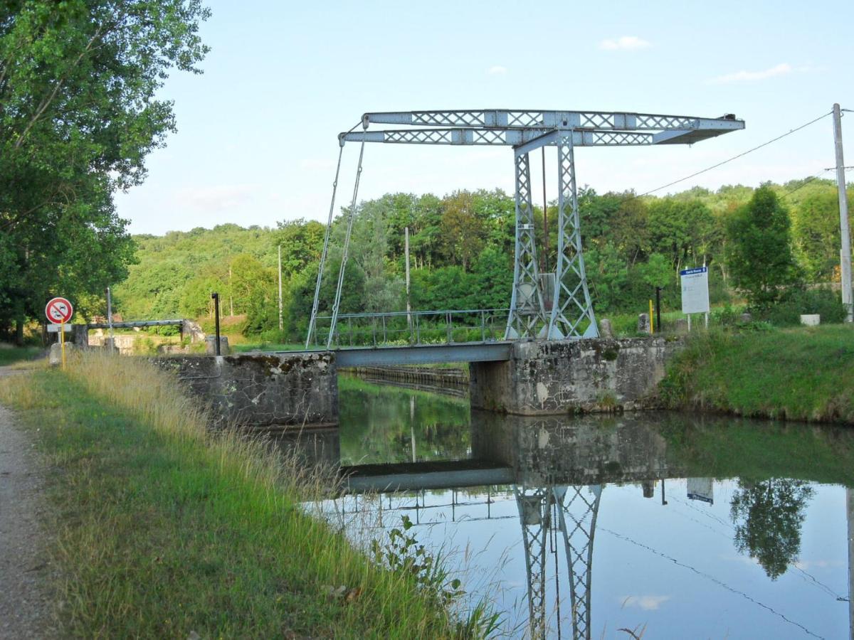 Canal Du Nivernais Gites Le Champ Radis Marigny-sur-Yonne Exteriör bild